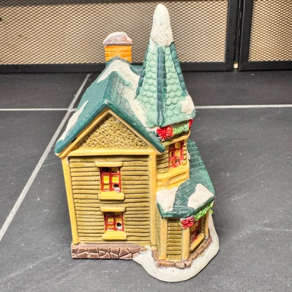 Cobblestone Corners 2002 Christmas Village Victorian House Ceramic Winter Decor